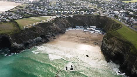 海灘和住宿在孤獨的海灣在newquay,康沃爾