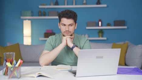 Estudiante-Masculino-Pensativo.