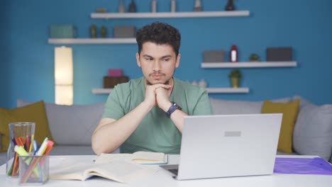 es un estudiante masculino reflexivo.