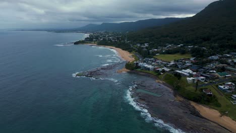 Rock-shelf-cliff-seaside-beach-bay-sea-coast-at-Wollongong-near-Sydney-in-New-South-Wales,-Australia