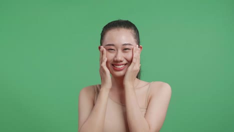 피부 관리 루틴 을 가진 행복 한 여자