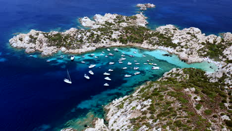 Vista-Aérea-De-Drones-Sobre-La-Hermosa-Cala-En-La-Isla-De-Caprera,-Cerdeña,-Italia