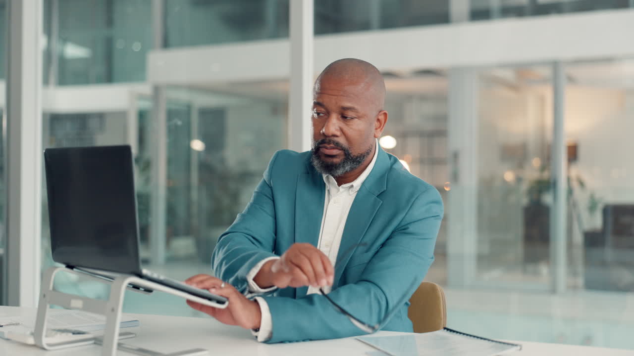 uomo d'affari che lavora al portatile in ufficio