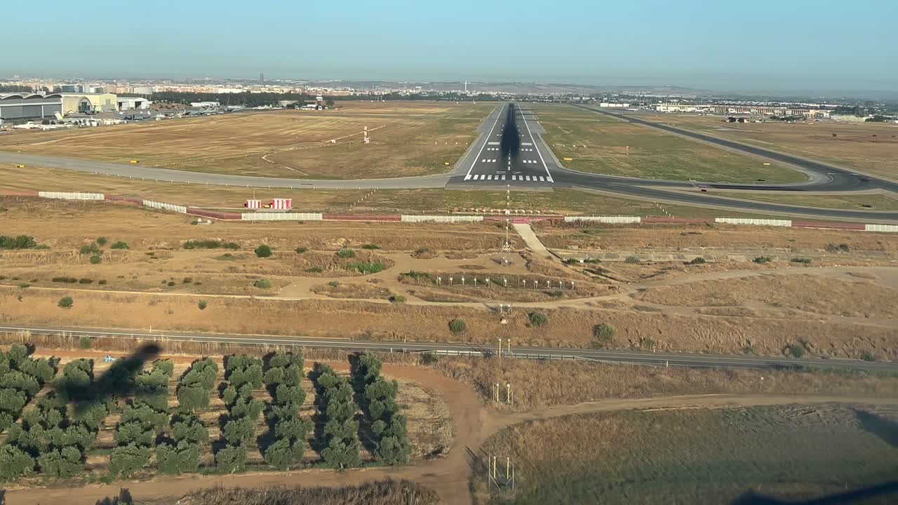 pilot pov exclusivo de la silueta de un avión disparado desde dentro de la cabina en el aeropuerto de sevilla, españa, en el minuto dorado