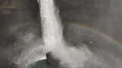 Cascada-Haifoss-En-Cámara-Lenta-Con-Un-Arco-Iris-En-Las-Tierras-Altas-Islandesas