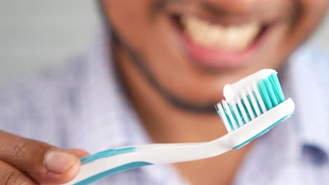 hombre cepillándose los dientes