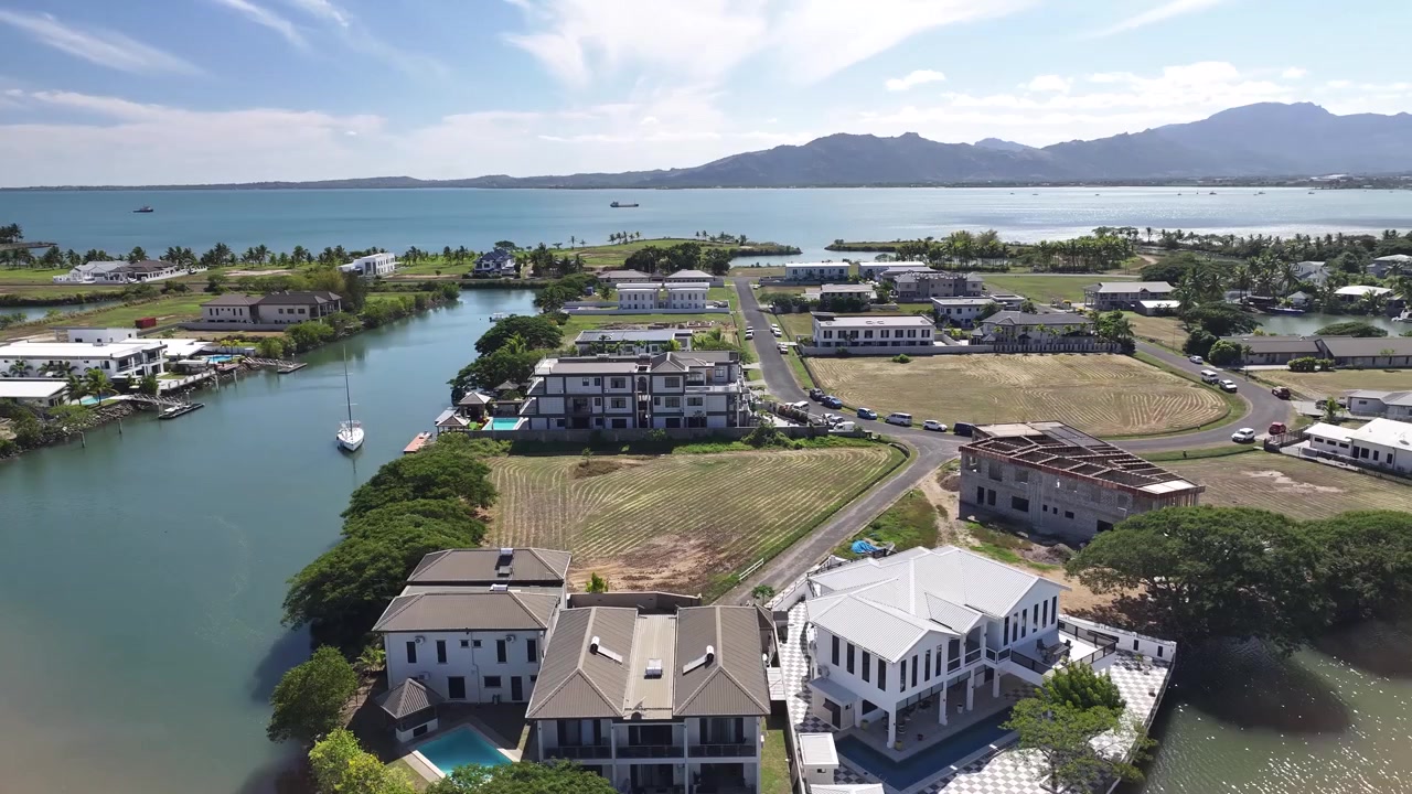 Alloggi di lusso sull'isola privata vicino alla spiaggia di Wailoaloa a Nadi, Fiji. Ripresa aerea con drone