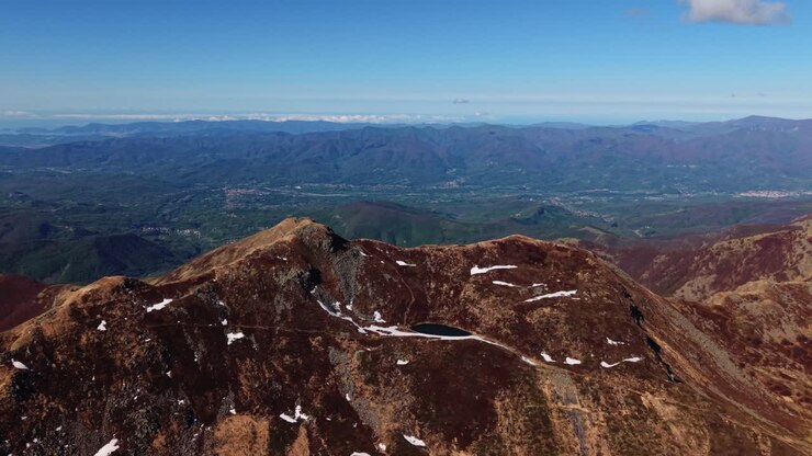 Splendida vista aerea delle Dolomiti che mostra terreno roccioso e un paesaggio vasto.