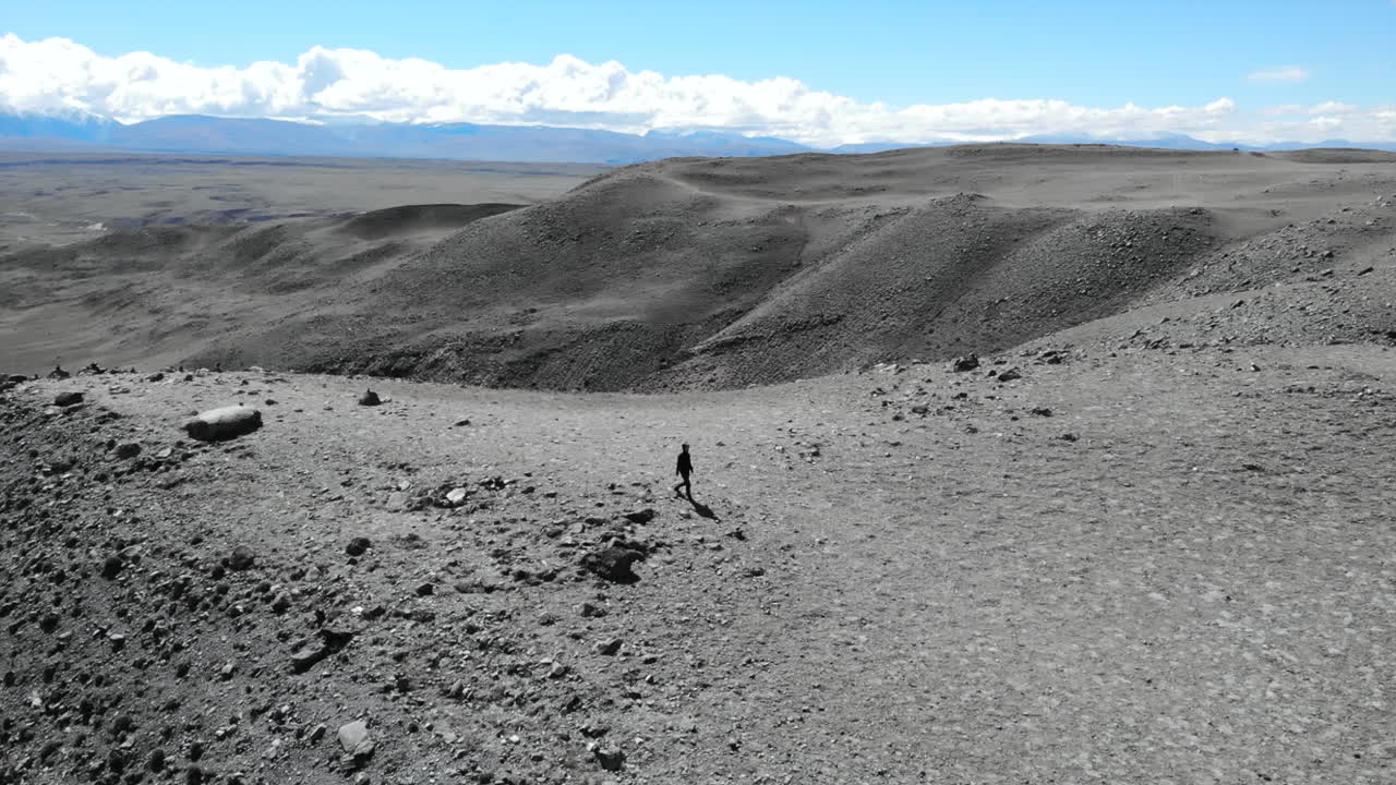 Paesaggio montano con una persona
