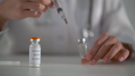 vacunación contra la covid-19. las manos del médico sosteniendo una jeringa con una vacuna contra el coronavirus. primer plano.