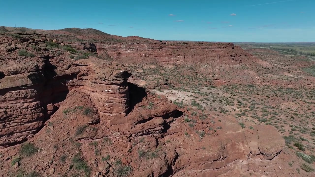 Scogliere di roccia sedimentaria e paesaggio di altopiano ad Anelo vicino alla Route 7, giacimento petrolifero di Vaca Muerta, Patagonia