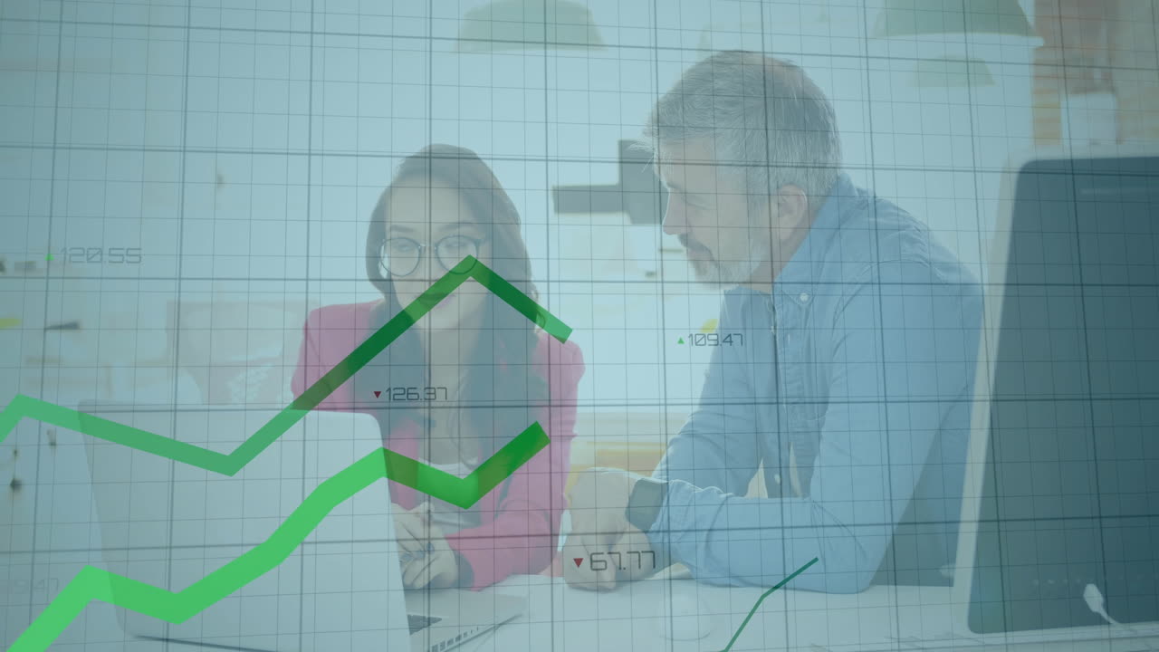 análisis de datos financieros animación sobre colegas de negocios discutiendo en el escritorio