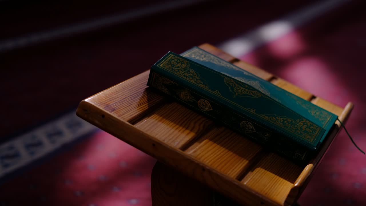 leyendo el corán en una mezquita soleada