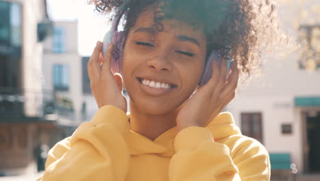 mujer escuchando música al aire libre