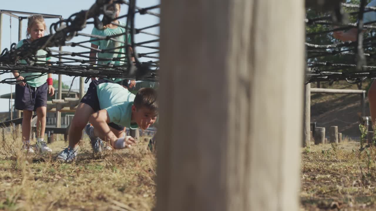 grupo de niños caucásicos entrenando en un campamento de entrenamiento