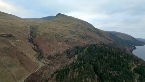 Filmische-Drohnenaufnahmen-Aus-Der-Luft-Vom-Thirlmere-Lake,-Einem-Stausee-Im-Bezirk-Allerdale-In-Cumbria