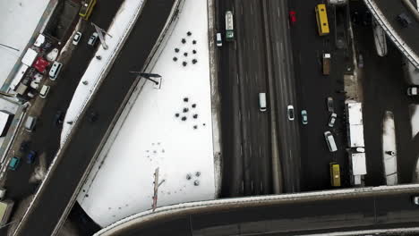 Coche-De-Vista-Superior-En-La-Carretera-De-Invierno-En-La-Ciudad.-Antena-De-Intersección-De-Carreteras-En-La-Ciudad-De-Invierno.