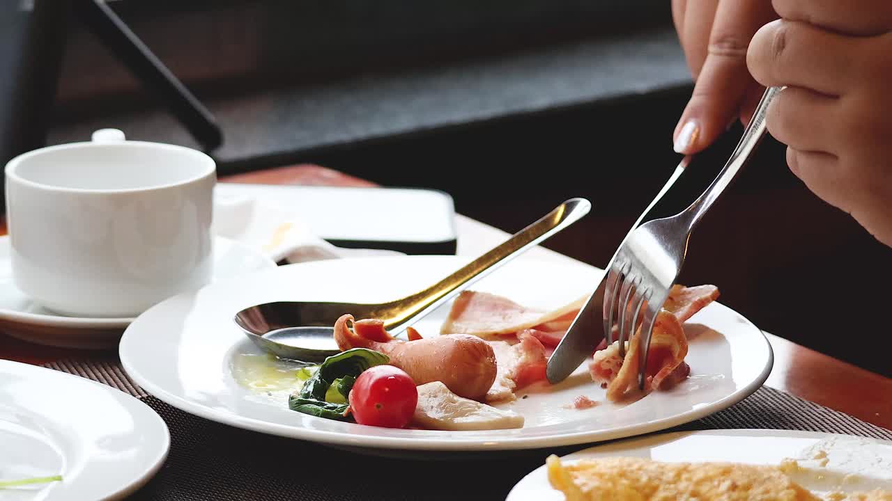 하노이에서 커피와 함께 베이컨을 먹는 사람