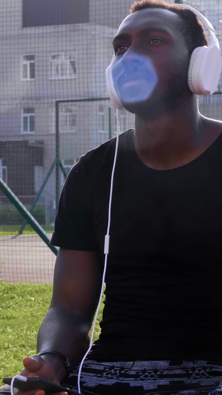 hombre escuchando música en un parque