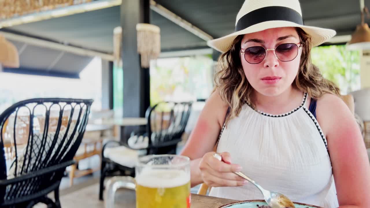 Donna che si gode un pasto all'aperto