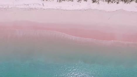 Playa-Rosa-Y-Ola-De-Salpicadura-En-El-Parque-Nacional-De-Komodo,-Cine-De-Indonesia-Con-Vista-Aérea-De-Drones