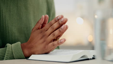 orando, manos y mujer con la biblia en su casa