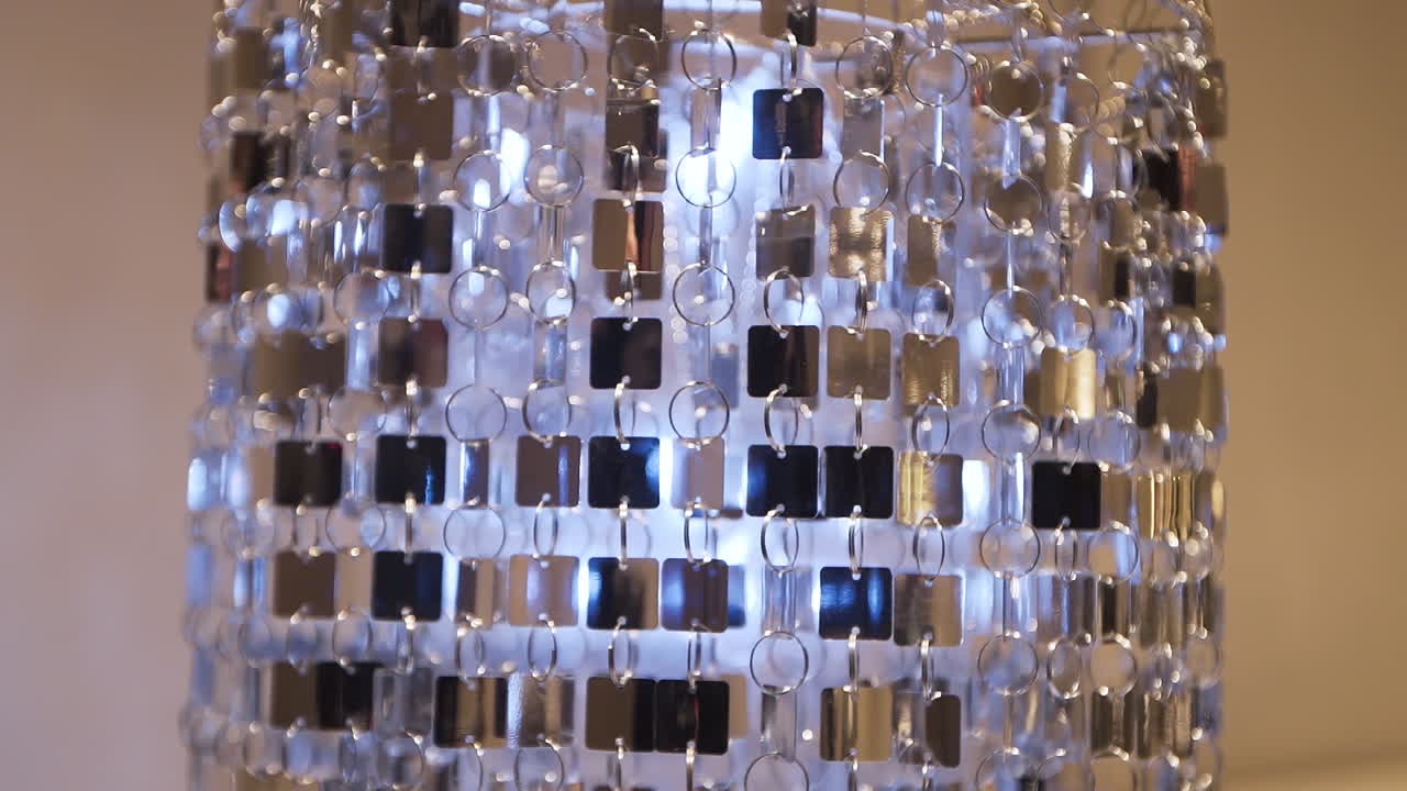 hermoso centro de mesa de metal en una boda