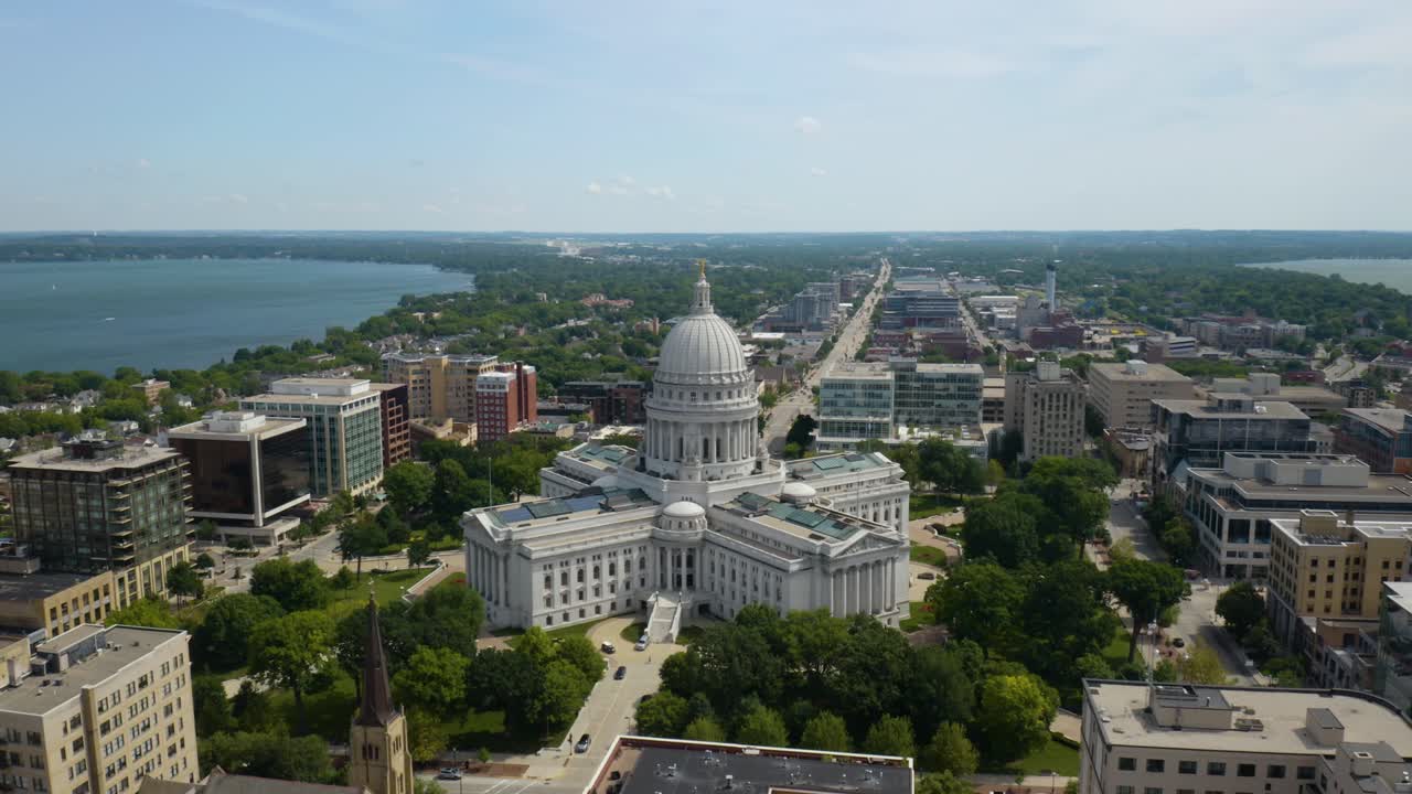 toma aérea en órbita sobre el capitolio del estado de wisconsin