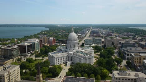 Toma-Aérea-En-órbita-Sobre-El-Capitolio-Del-Estado-De-Wisconsin