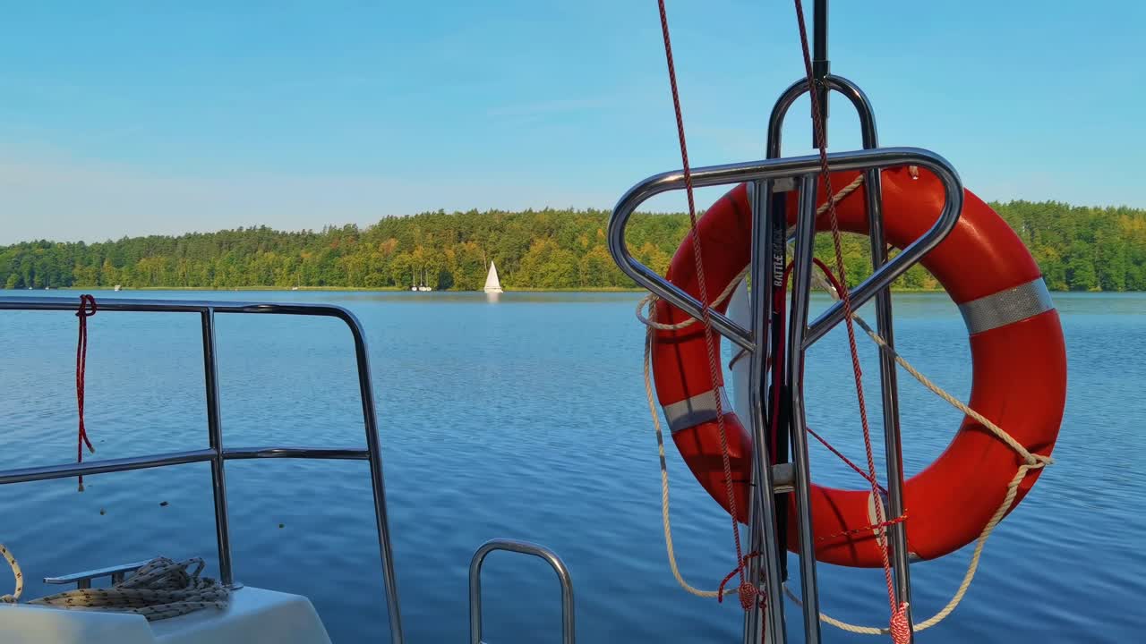푸른 하늘과 바다를 배경으로 하얀 범선의 앞 활