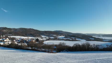 Campos-Nevados-Del-País-De-Las-Maravillas-Del-Invierno:-Toma-De-Un-Dron-En-Movimiento-Hacia-Adelante