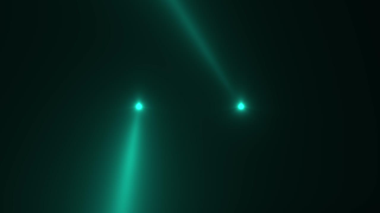 Fasci di riflettori verdi e luminosi sul palco