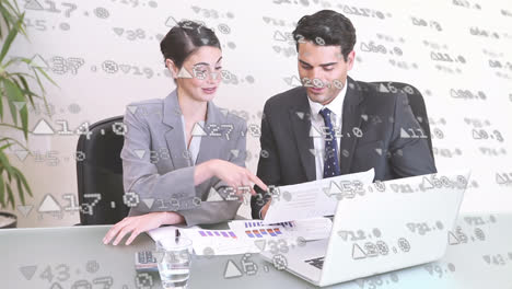 animación de datos financieros sobre hombres de negocios caucásicos que usan computadoras portátiles
