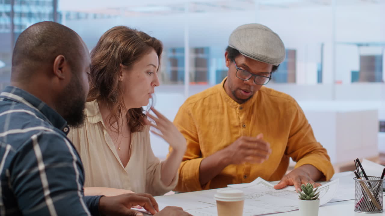 전문 고객과 그들의 부동산 대리인이 블루프린트를 평가합니다.