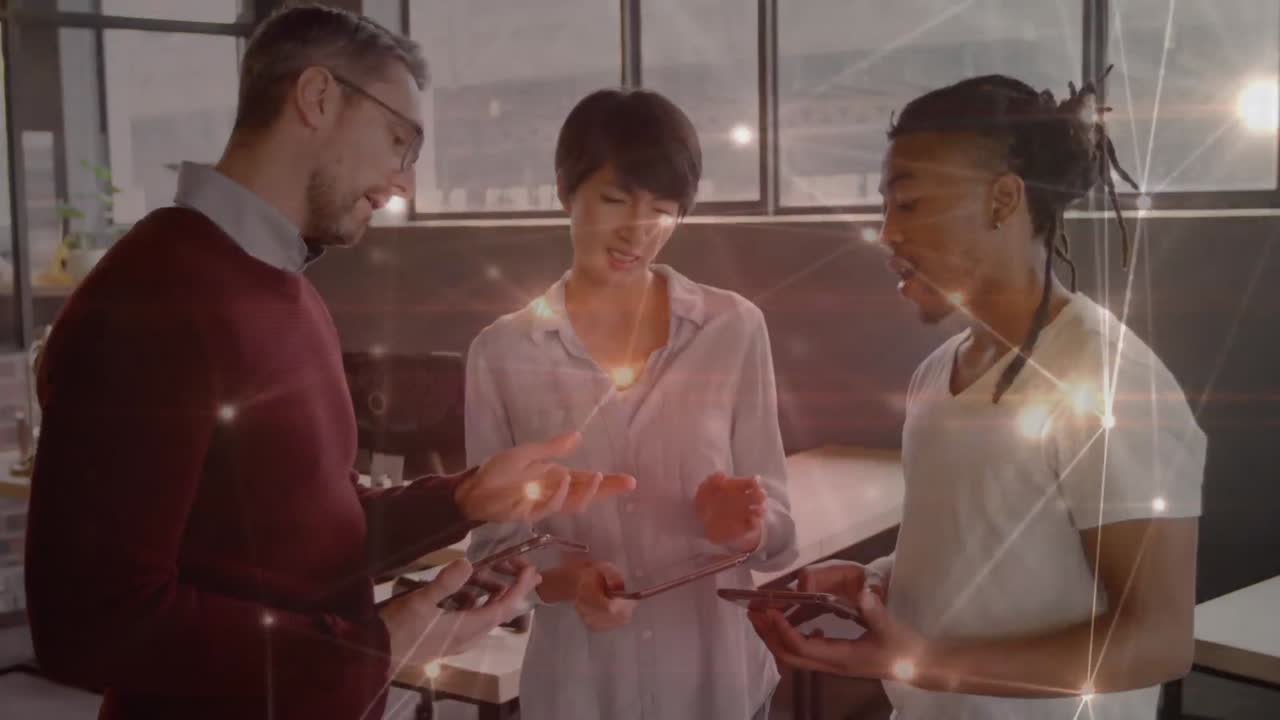 사무실에서 토론하는 다양한 동료들에 대한 연결 네트워크의 활성화