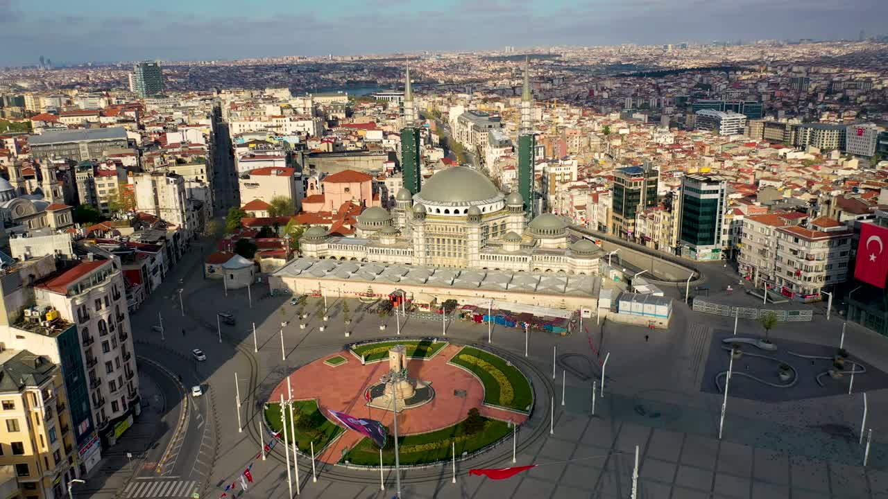 드론으로 taksim 광장의 공중 풍경, 사람 없음, 코로나19 팬데 통행금지, istiklal 거리.
