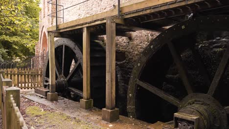 Nahaufnahme-Auf-Zwei-Hydraulischen-Rädern-Einer-Wassermühle