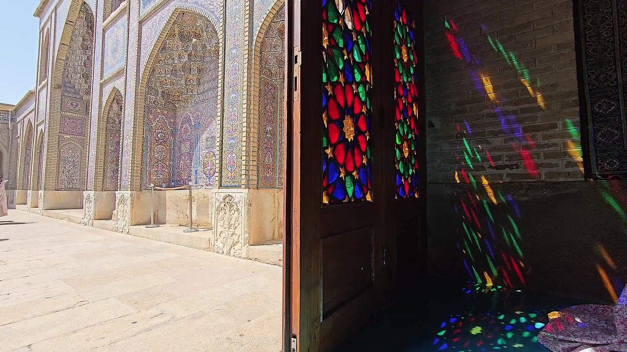 Nasir el-Mülk Camii'nde Vitraydan Geçen Renkli Işık Desenleri.