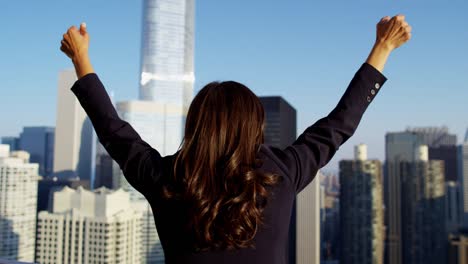 mujer ejecutiva de negocios hispana en el techo con vistas a chicago