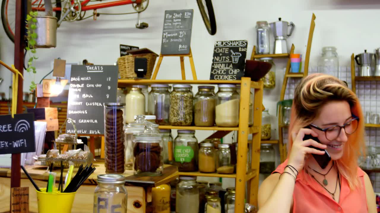 카페 4k에서 휴대폰을 사용하는 여성