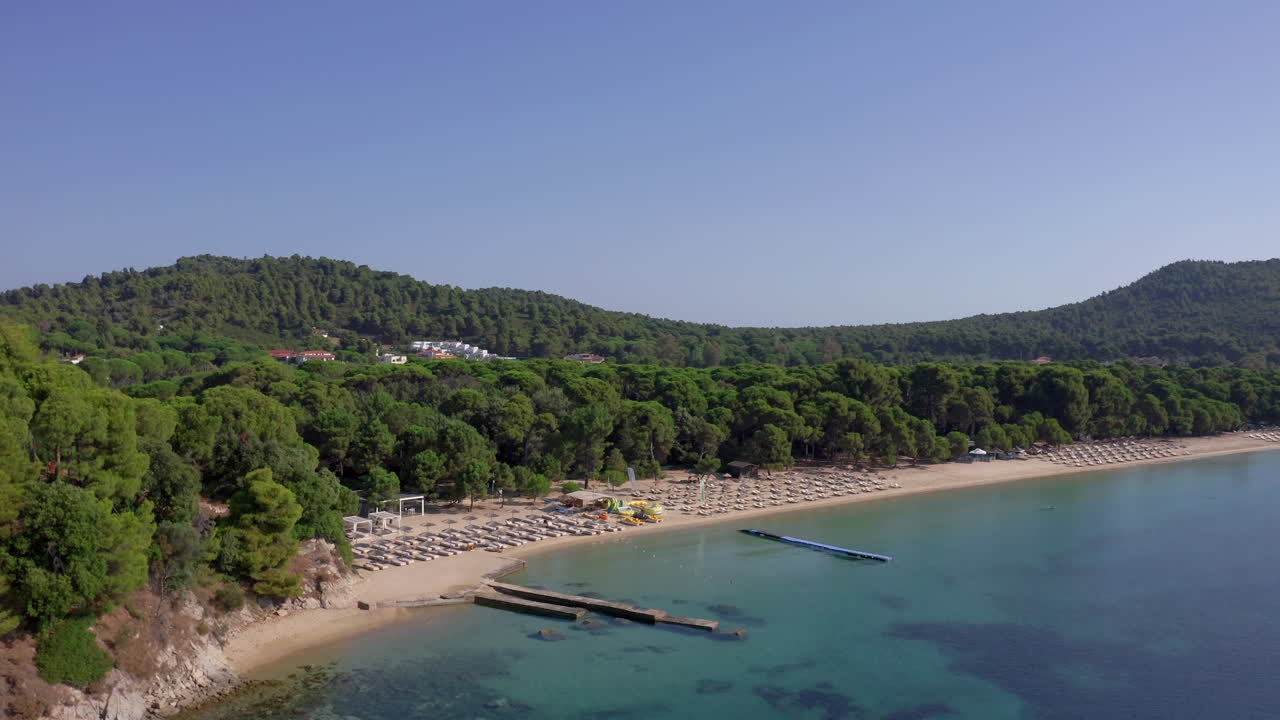 desde el aire: playa de koukounaries en la isla de skiathos, grecia en un día soleado