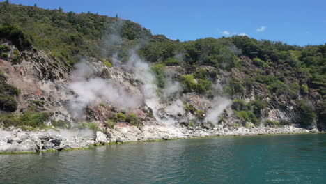 vulkanische und geothermische aktivität am rande eines sees in waimangu rotorua neuseeland