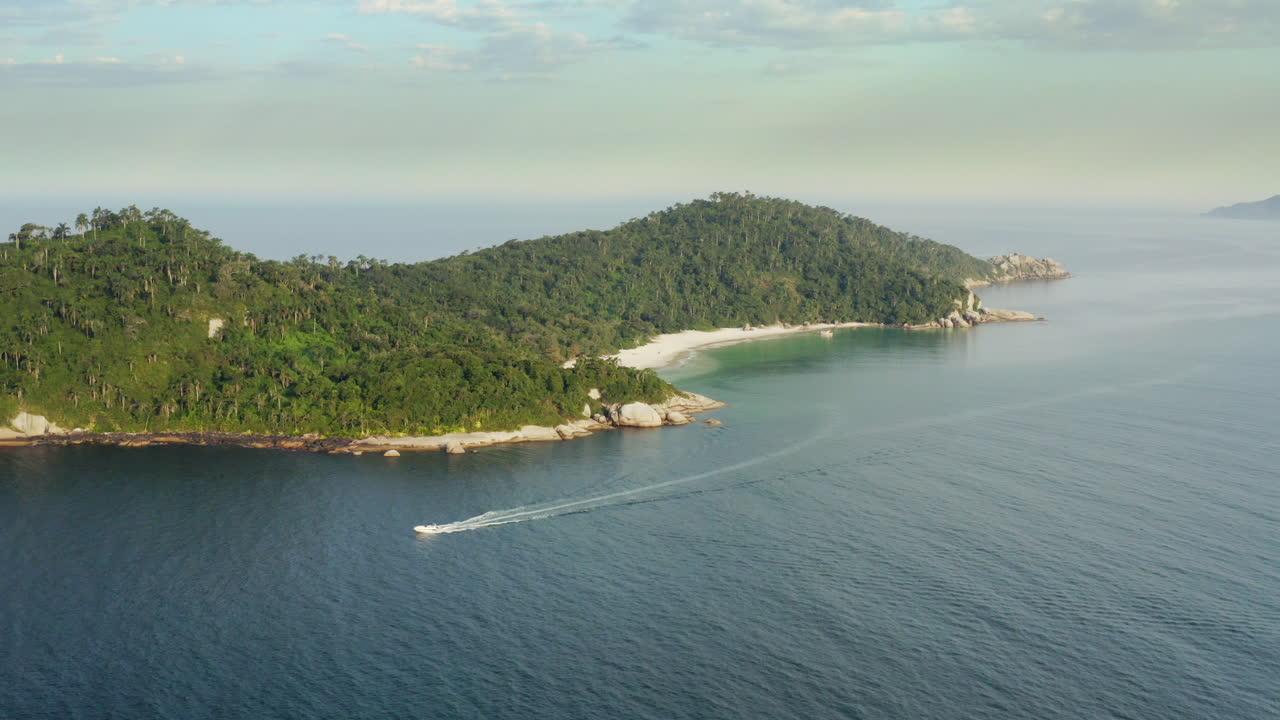 establecimiento de una vista aérea cinematográfica de una de las playas más hermosas de brasil, isla de campeche, florianópolis, santa catarina