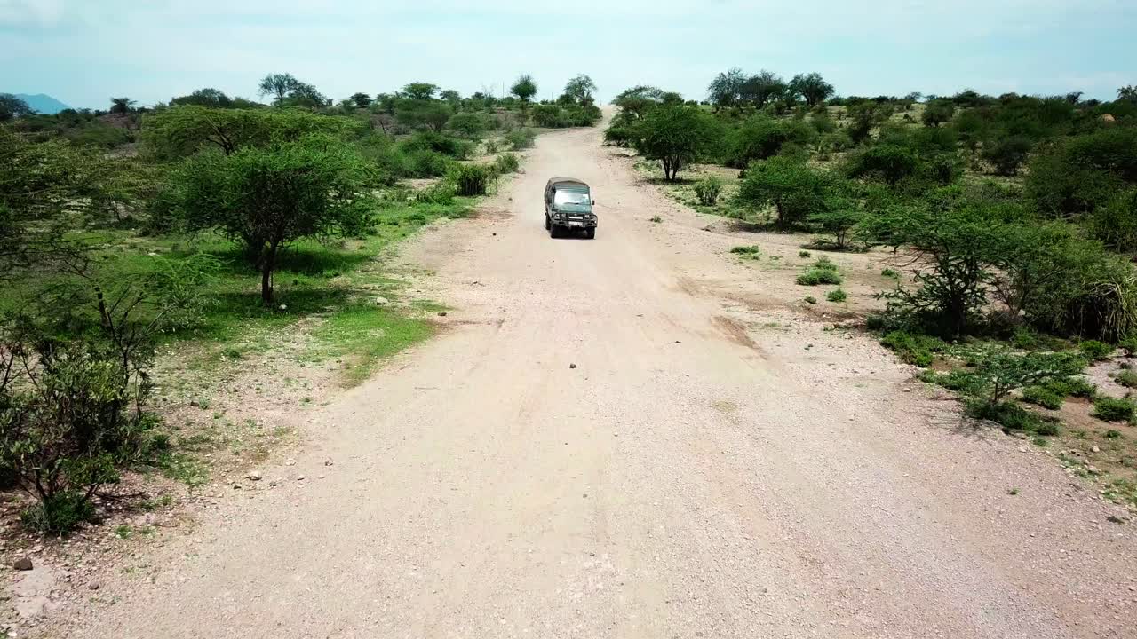 4x4 toyota land cruiser safari vehículo conduciendo por camino de tierra en kenia
