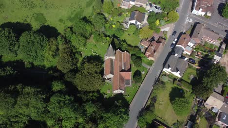 video de dron de 4k de la iglesia del pueblo en bridge, kent, reino unido