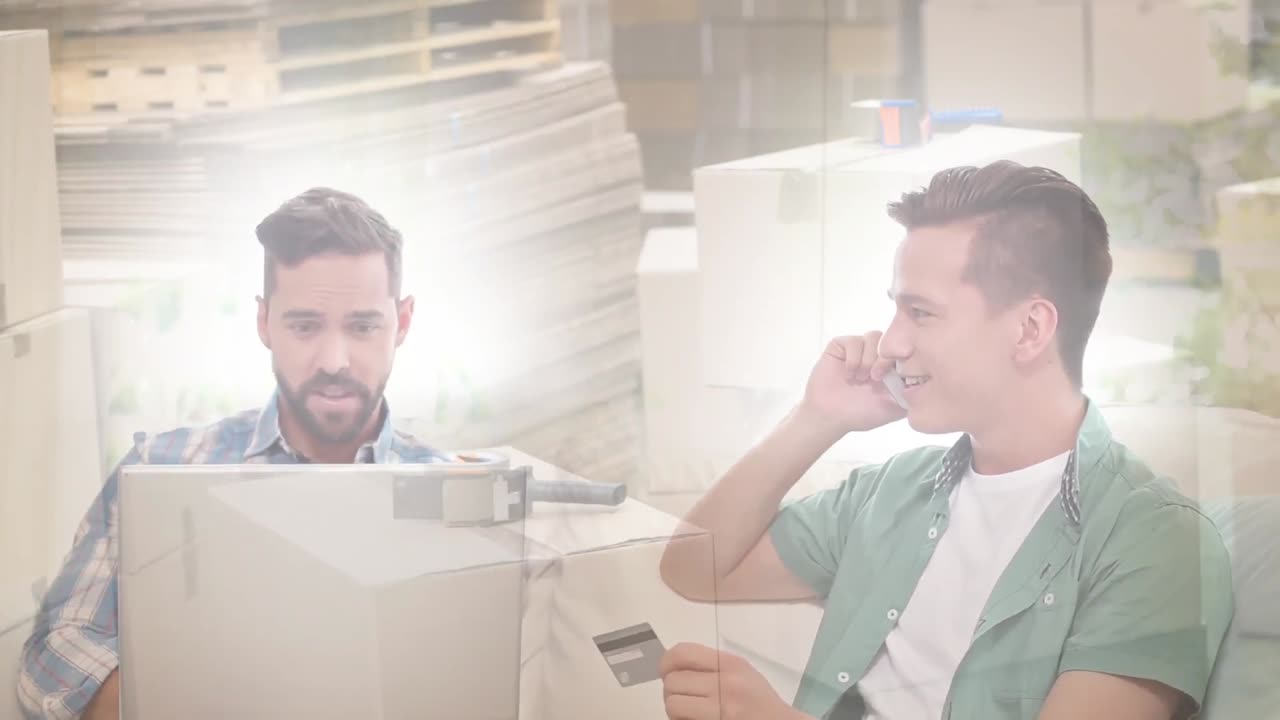 사회적 거리를 유지하는 백인 남성들이 집에서 온라인으로 구매하고 있습니다.