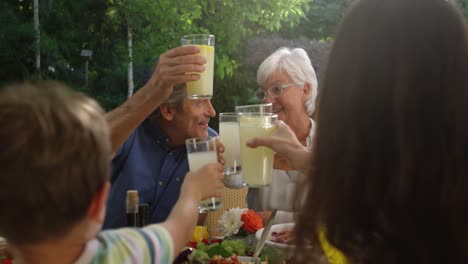 familia comiendo afuera juntos en verano