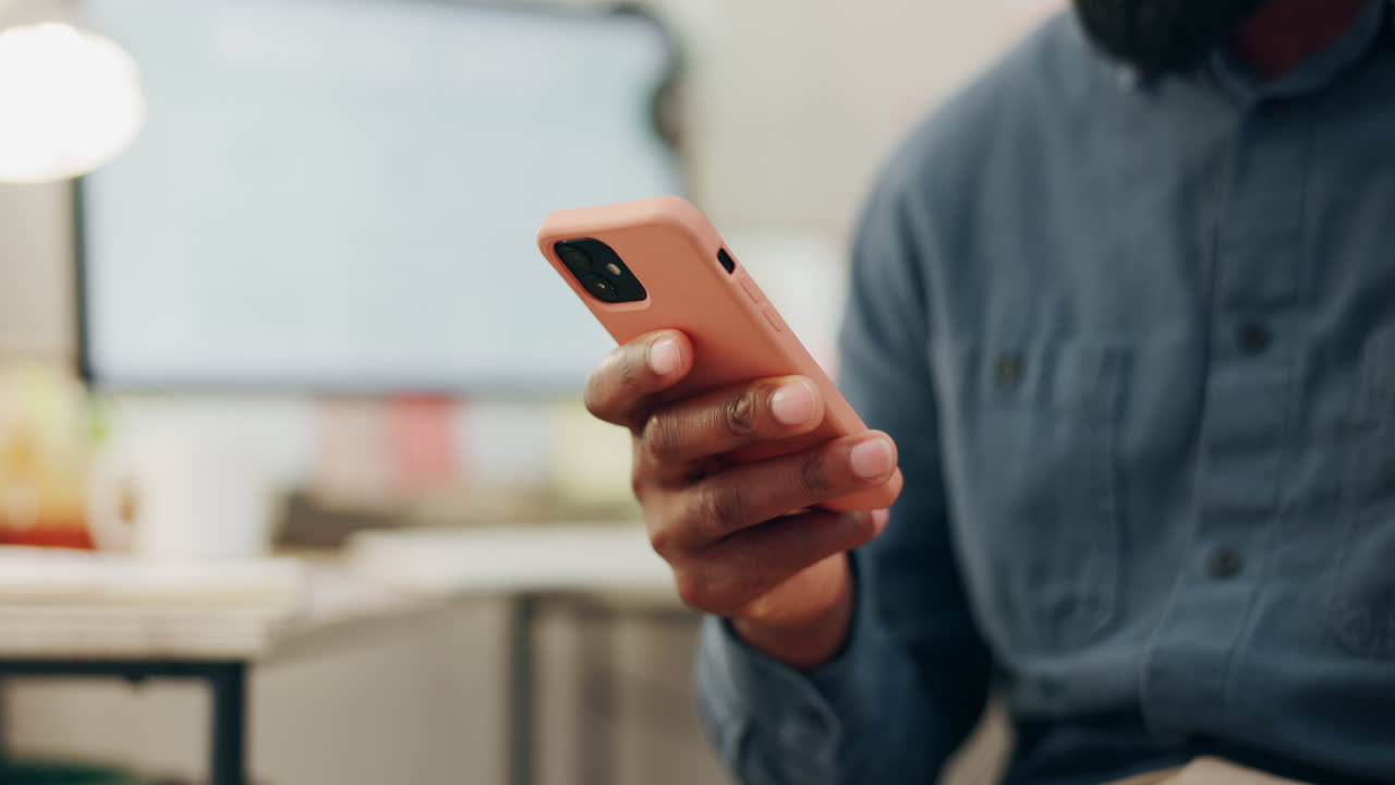 digitazione, mano e persona con un telefono in un ufficio