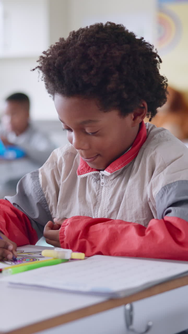 niño feliz sonriendo en el aula