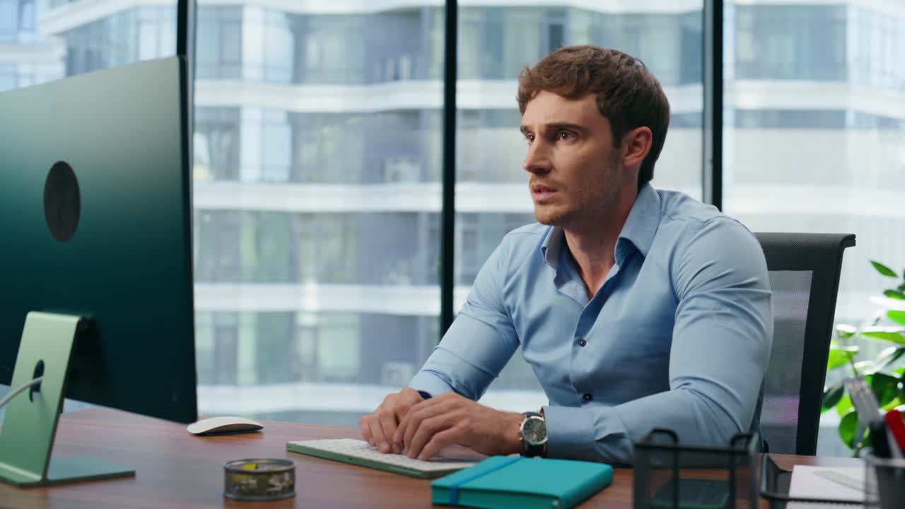 uomo nervoso preoccupato dati statistiche closeup. stressato ufficio del lavoratore aziendale